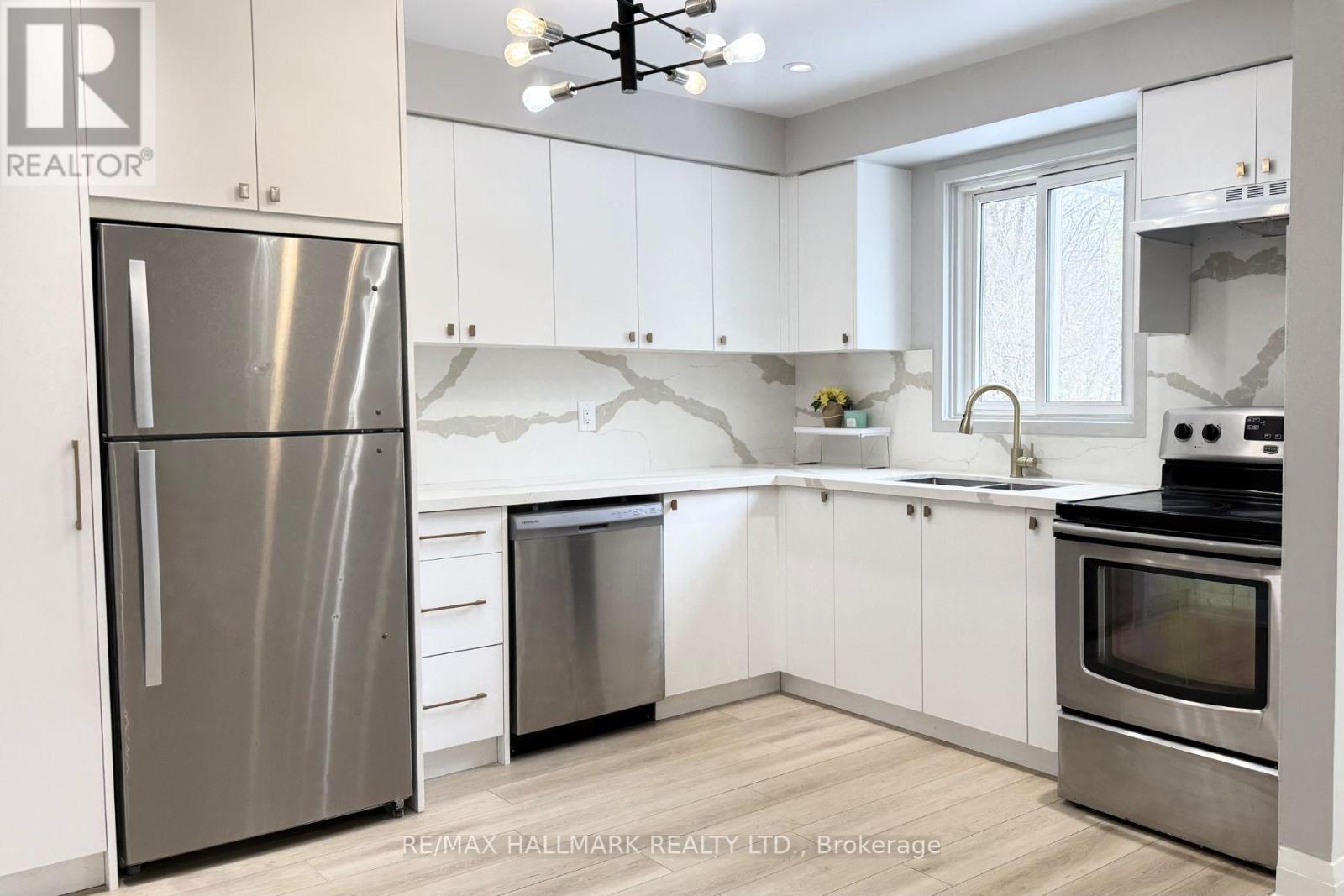 103 Guthrie Crescent, Whitby, ON - Indoor Photo Showing Kitchen