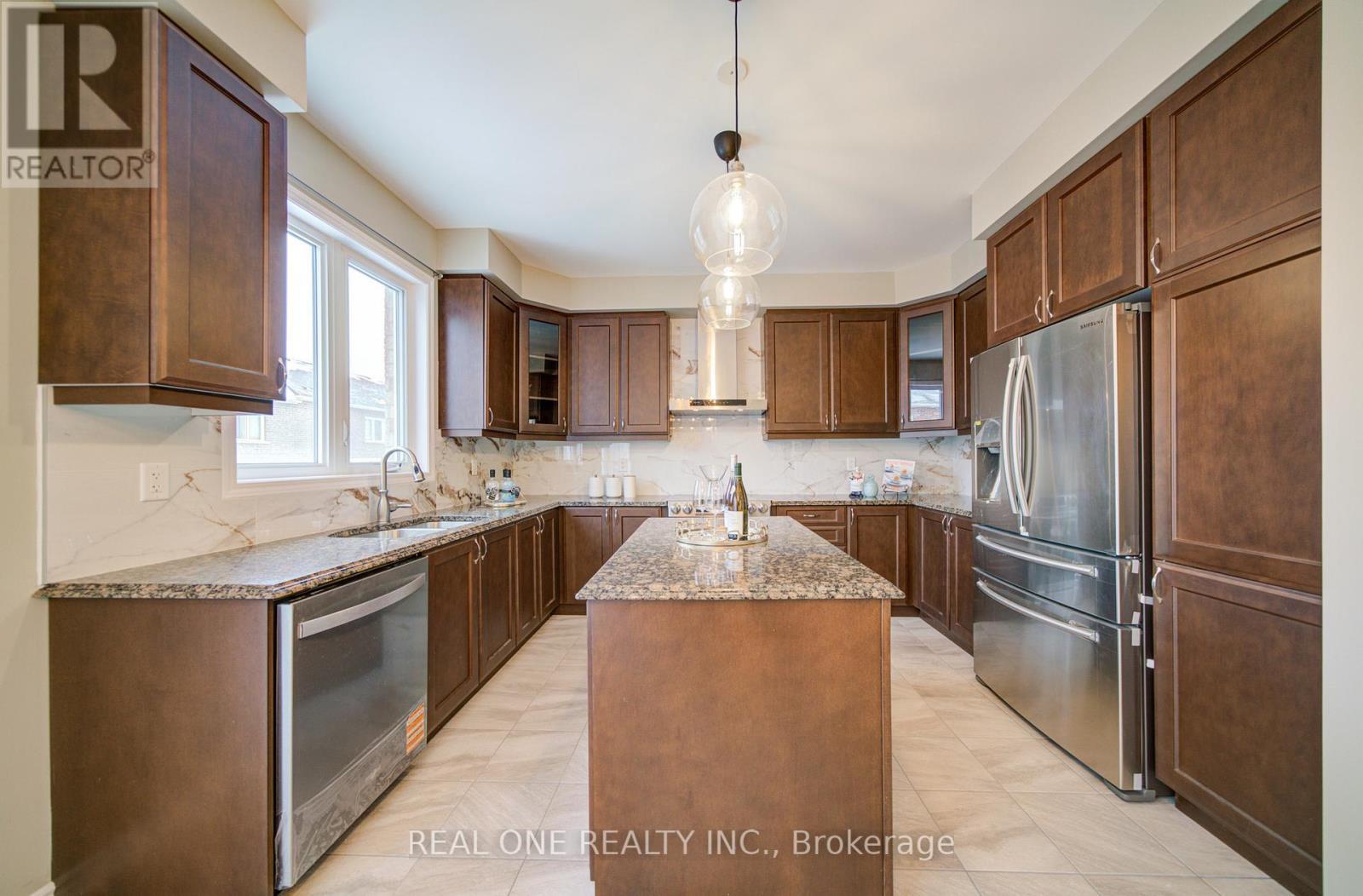 396 Thomas Phillips Drive, Aurora, ON - Indoor Photo Showing Kitchen