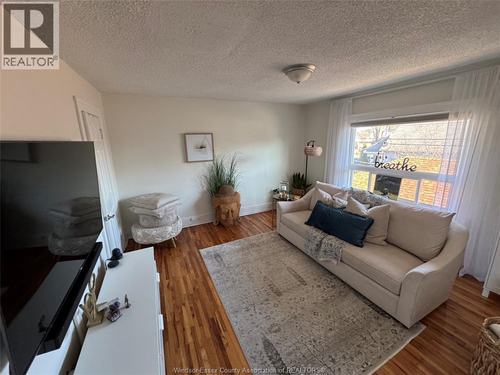 655-91 Giles, Windsor, ON - Indoor Photo Showing Living Room