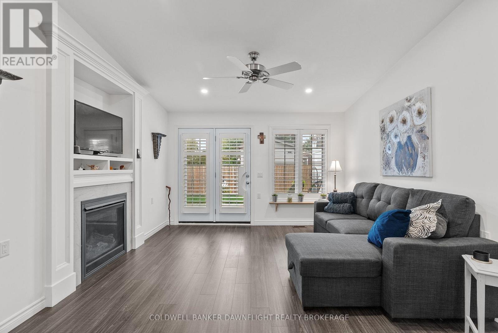 18 Devon Drive, South Huron (Exeter), ON - Indoor Photo Showing Living Room With Fireplace