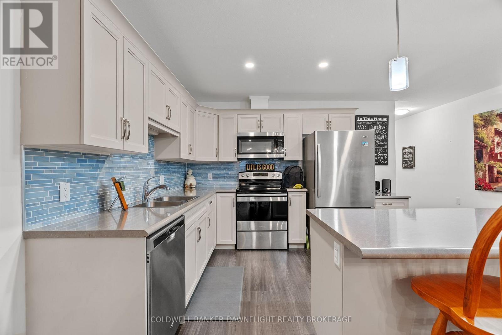 18 Devon Drive, South Huron (Exeter), ON - Indoor Photo Showing Kitchen With Double Sink With Upgraded Kitchen