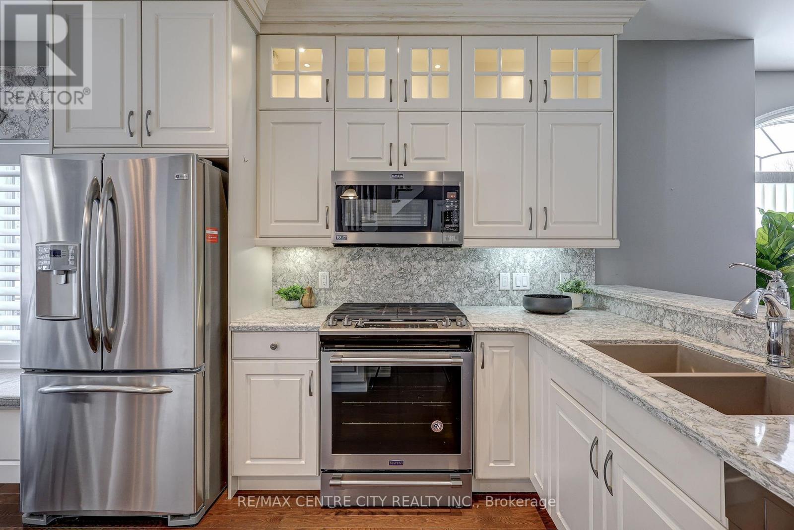 101 - 5 Woodhaven Drive, Tillsonburg, ON - Indoor Photo Showing Kitchen With Double Sink With Upgraded Kitchen