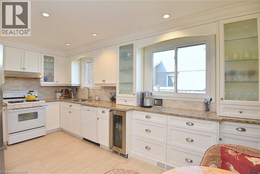 2 Novoco Drive, Hamilton, ON - Indoor Photo Showing Kitchen