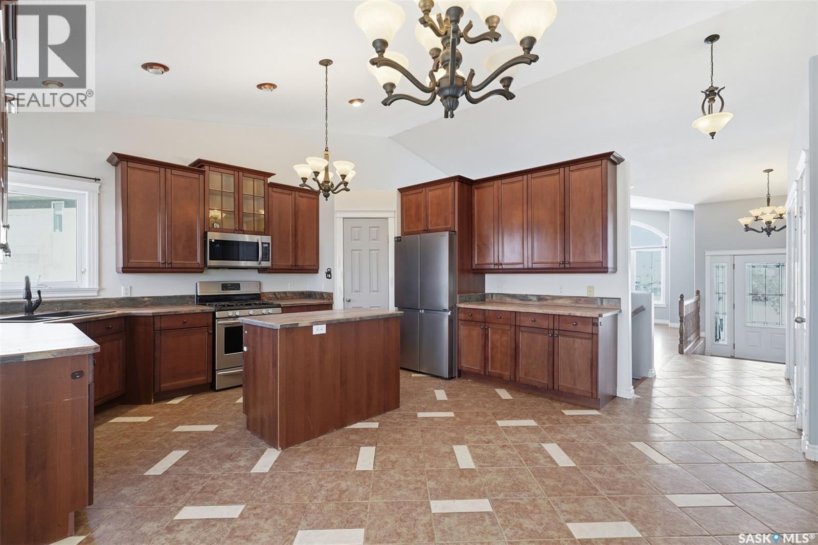 540 Ens Crescent, Warman, SK - Indoor Photo Showing Kitchen