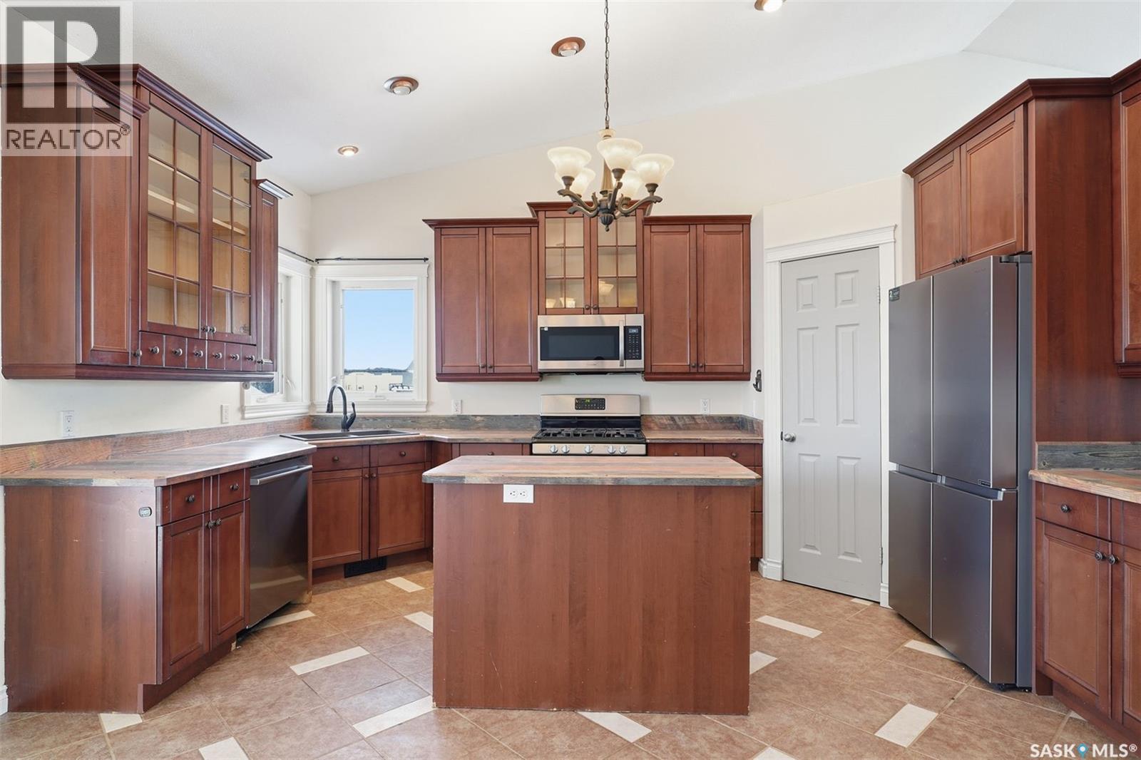 540 Ens Crescent, Warman, SK - Indoor Photo Showing Kitchen