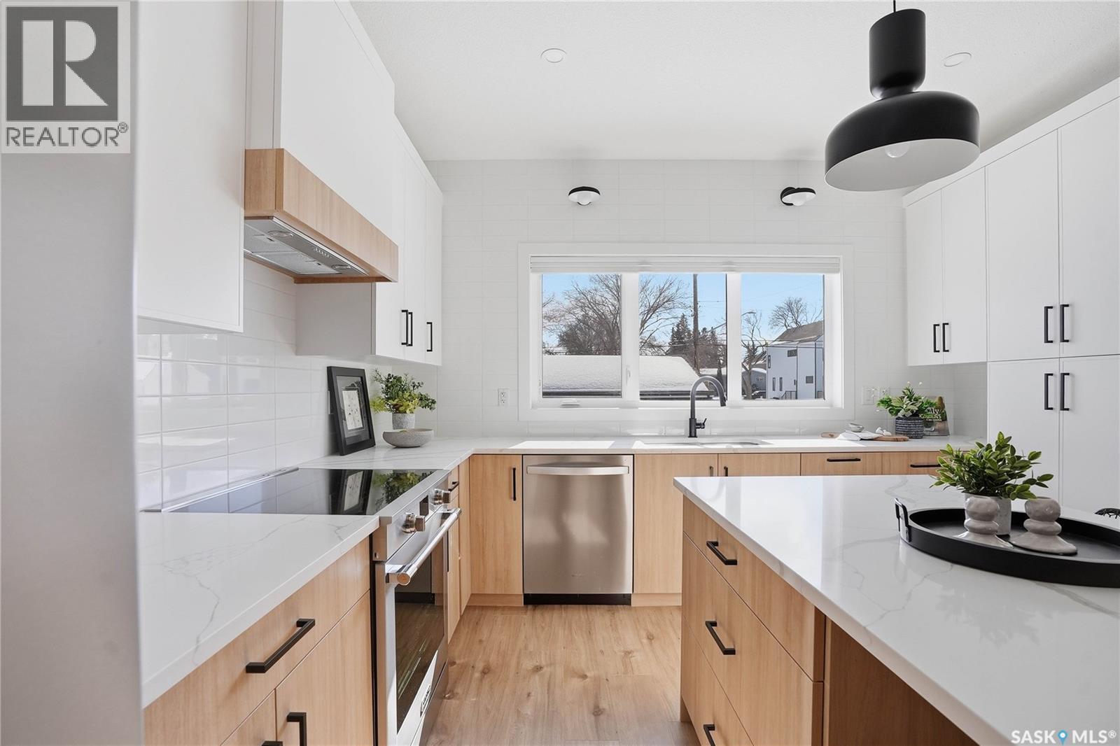 1200 14Th Street E, Saskatoon, SK - Indoor Photo Showing Kitchen With Upgraded Kitchen