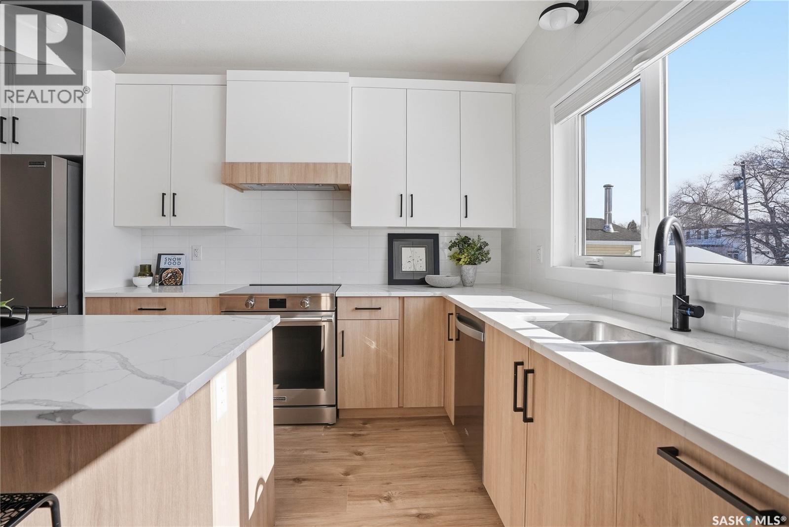 1200 14Th Street E, Saskatoon, SK - Indoor Photo Showing Kitchen With Double Sink With Upgraded Kitchen