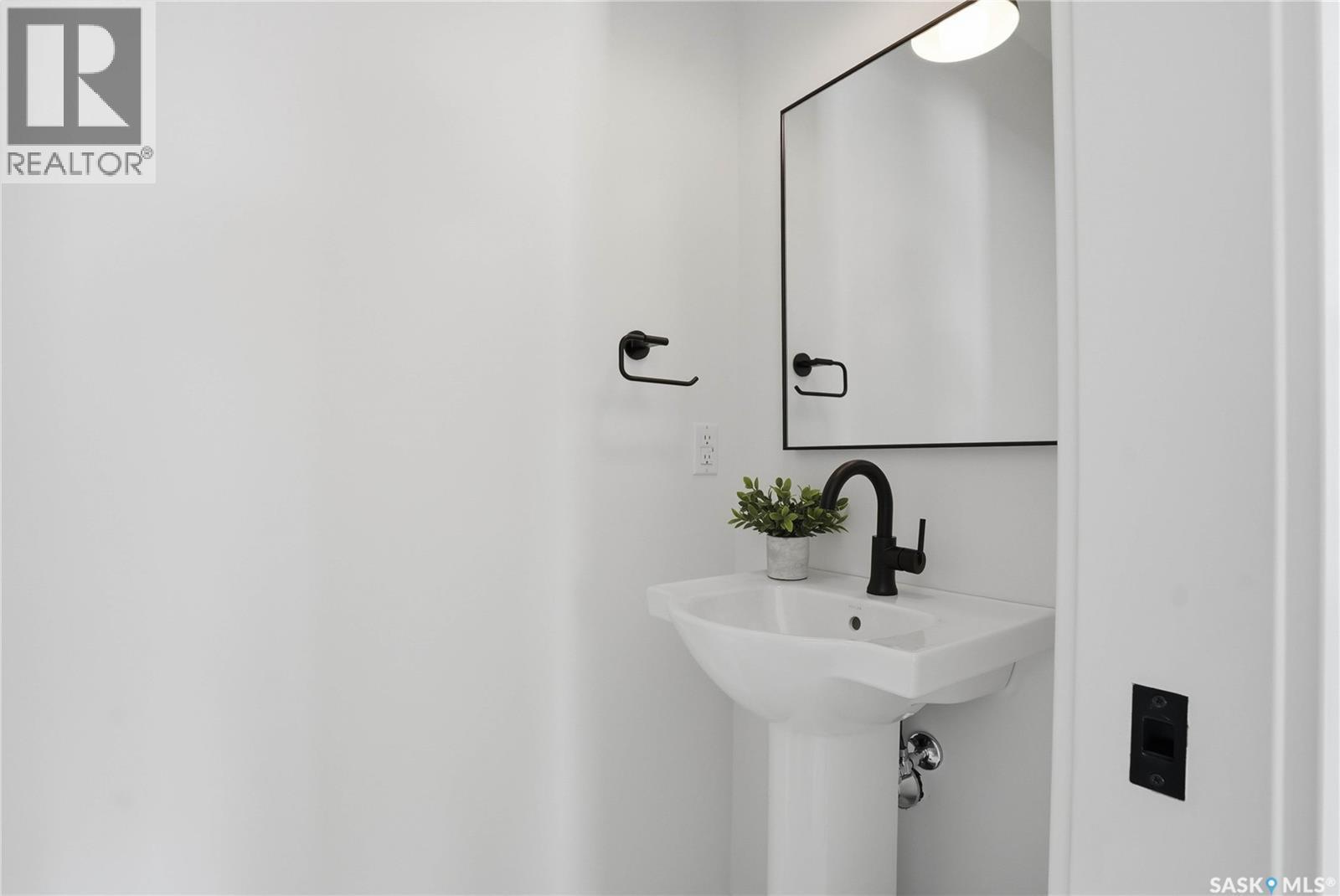 1200 14Th Street E, Saskatoon, SK - Indoor Photo Showing Bathroom