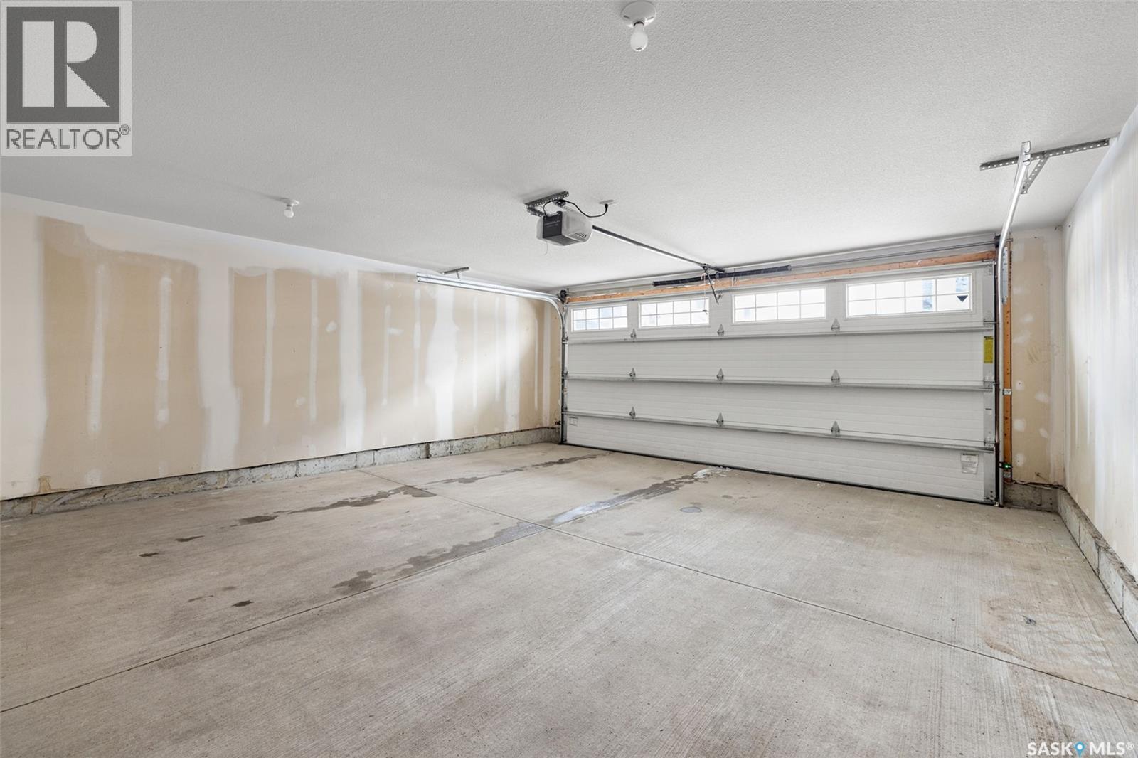 208 1220 Pringle Way, Saskatoon, SK - Indoor Photo Showing Garage