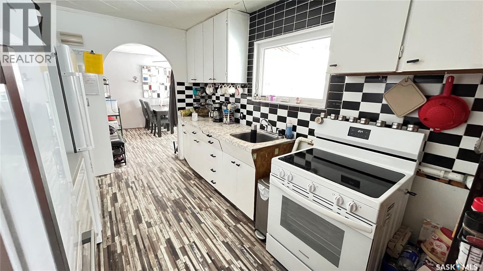 58 2Nd Street, Tompkins, SK - Indoor Photo Showing Kitchen