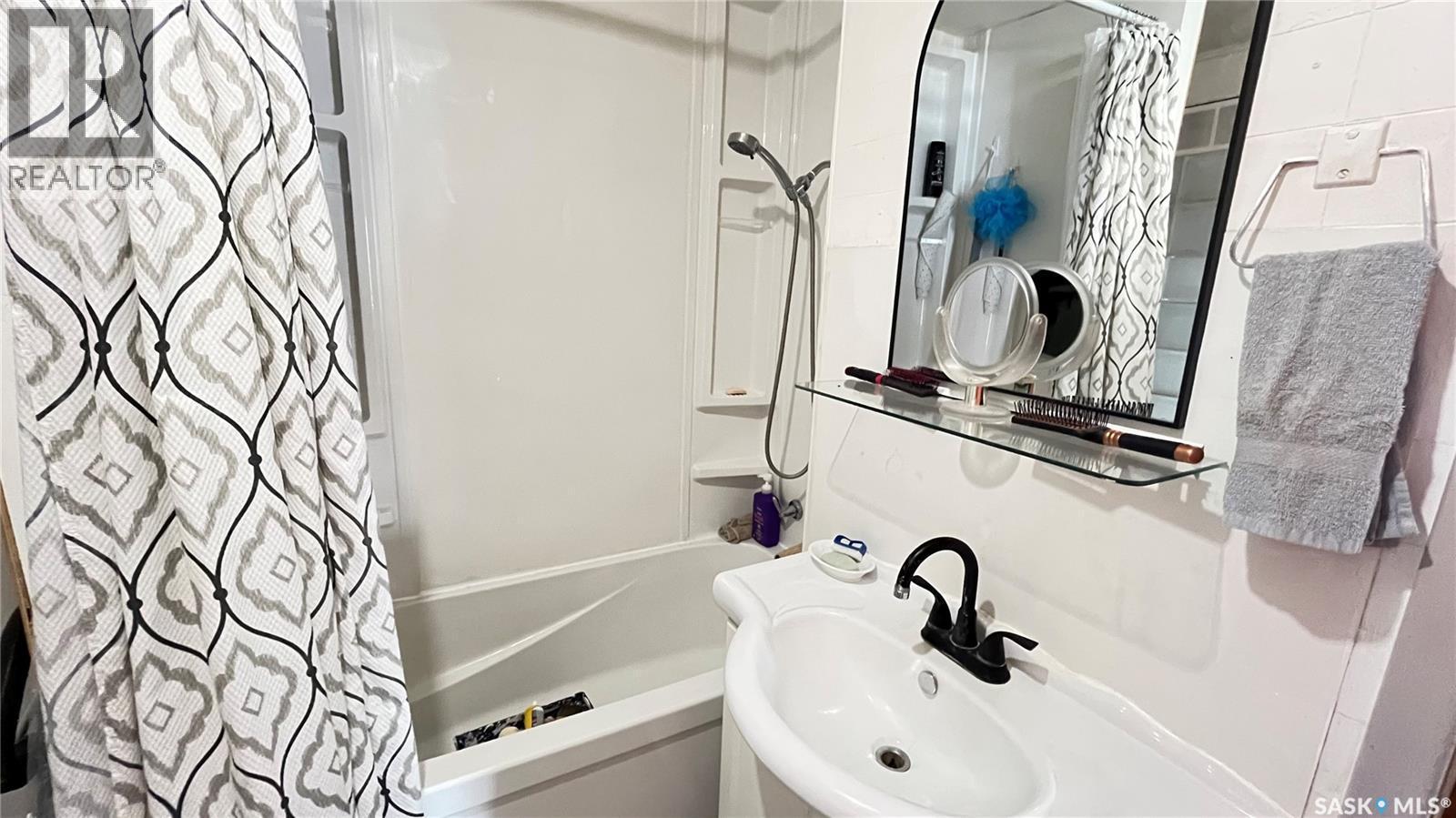 58 2Nd Street, Tompkins, SK - Indoor Photo Showing Bathroom