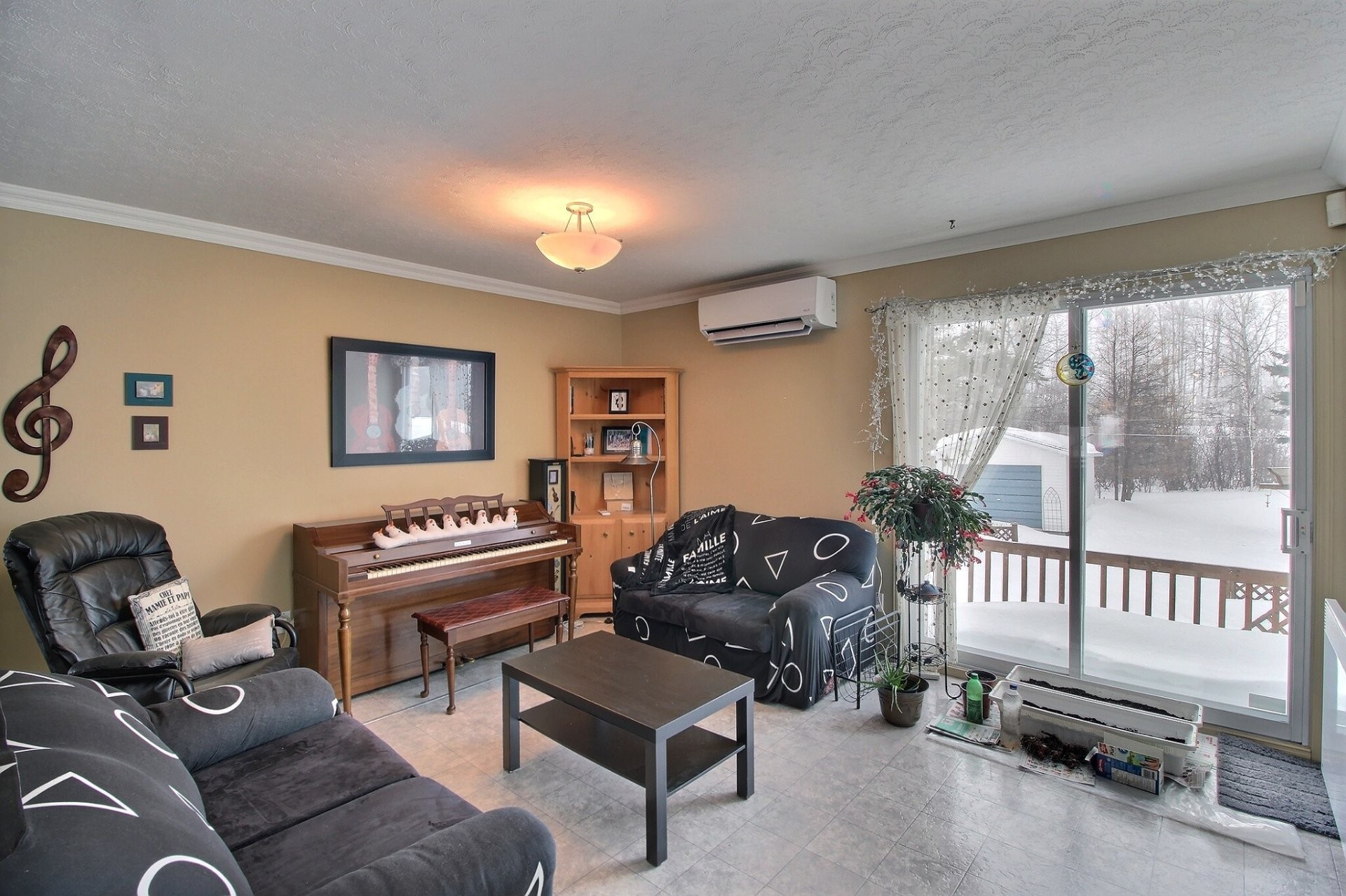 Salon - 38 Av. Renaud, Rouyn-Noranda, QC - Indoor Photo Showing Living Room