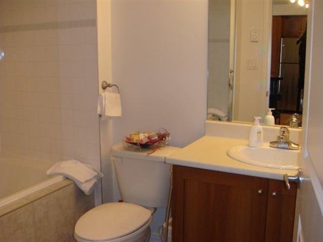 Bathroom - 1508-1200 Rue St-Jacques, Montréal (Ville-Marie), QC - Indoor Photo Showing Bathroom