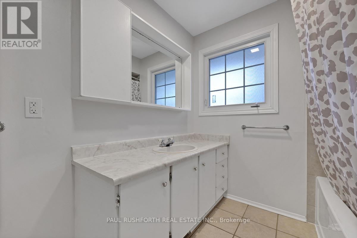 4 Piece Bathroom - 1107 Meadowlands Drive, Ottawa, ON - Indoor Photo Showing Bathroom