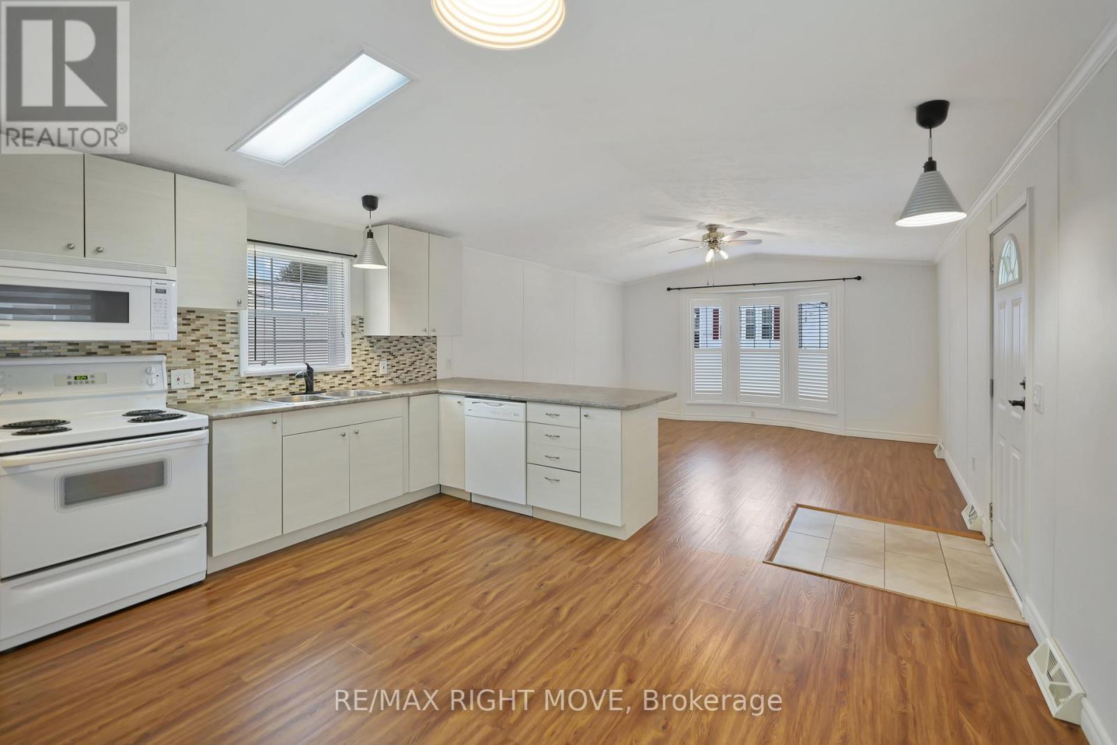 Eat-In Kitchen & Living Room - 4041 Ash Crescent, Severn, ON