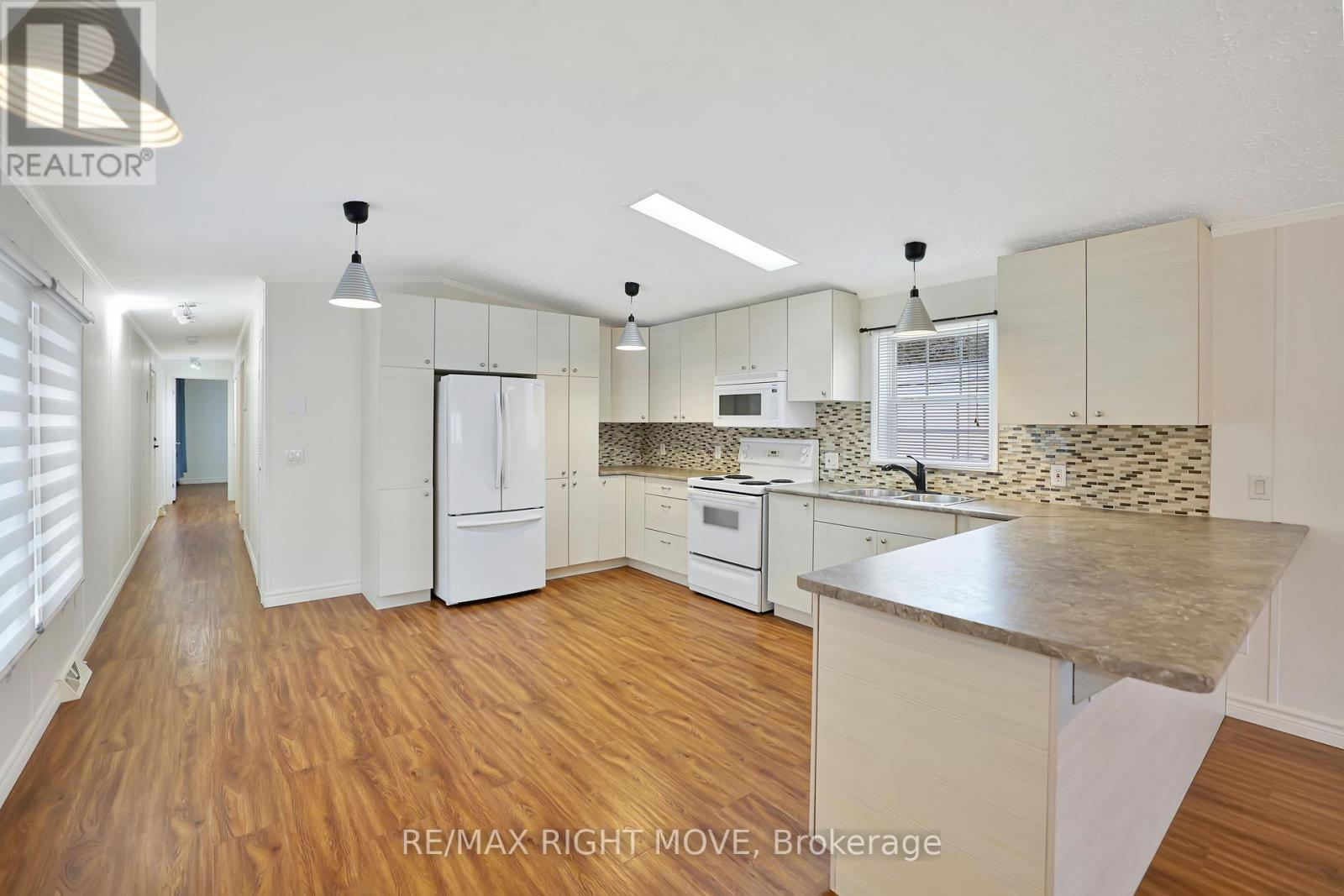 Eat-In Kitchen - 4041 Ash Crescent, Severn, ON