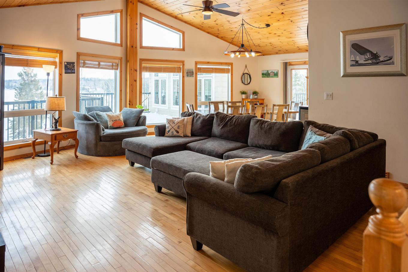 220D Phantom Drive, Kenora, ON - Indoor Photo Showing Living Room