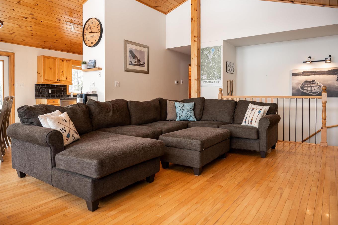 220D Phantom Drive, Kenora, ON - Indoor Photo Showing Living Room