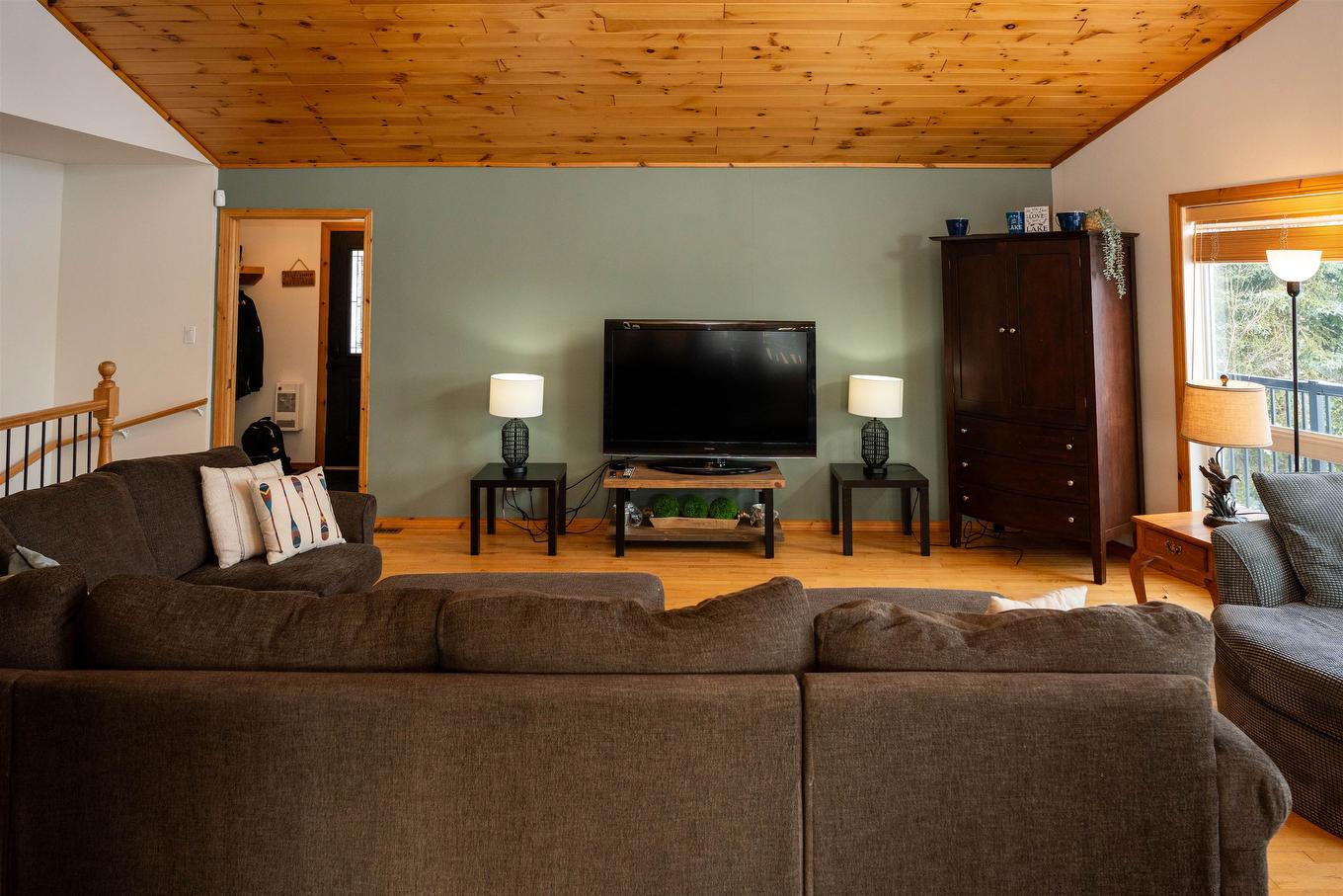 220D Phantom Drive, Kenora, ON - Indoor Photo Showing Living Room