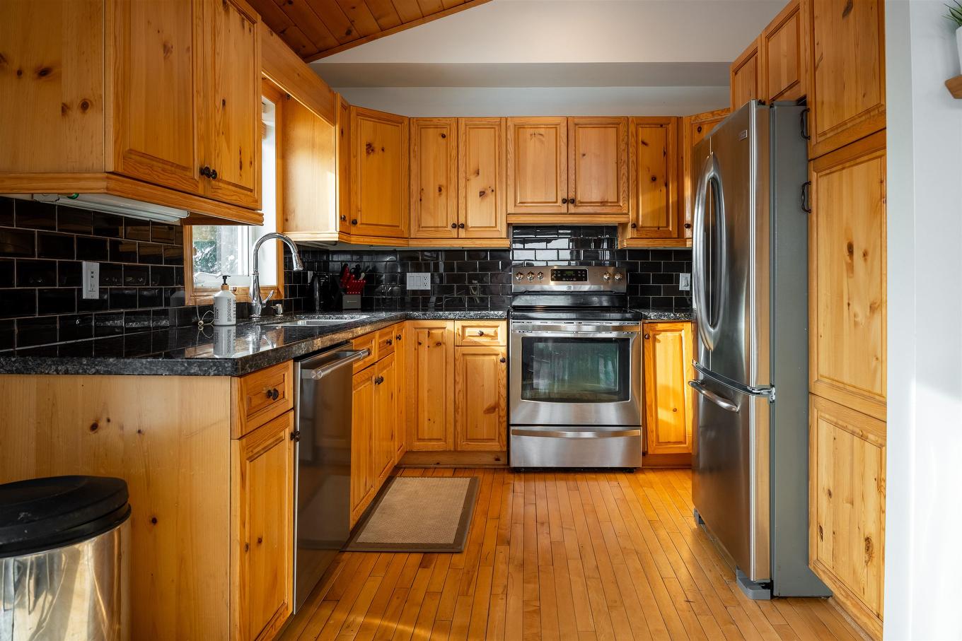 220D Phantom Drive, Kenora, ON - Indoor Photo Showing Kitchen