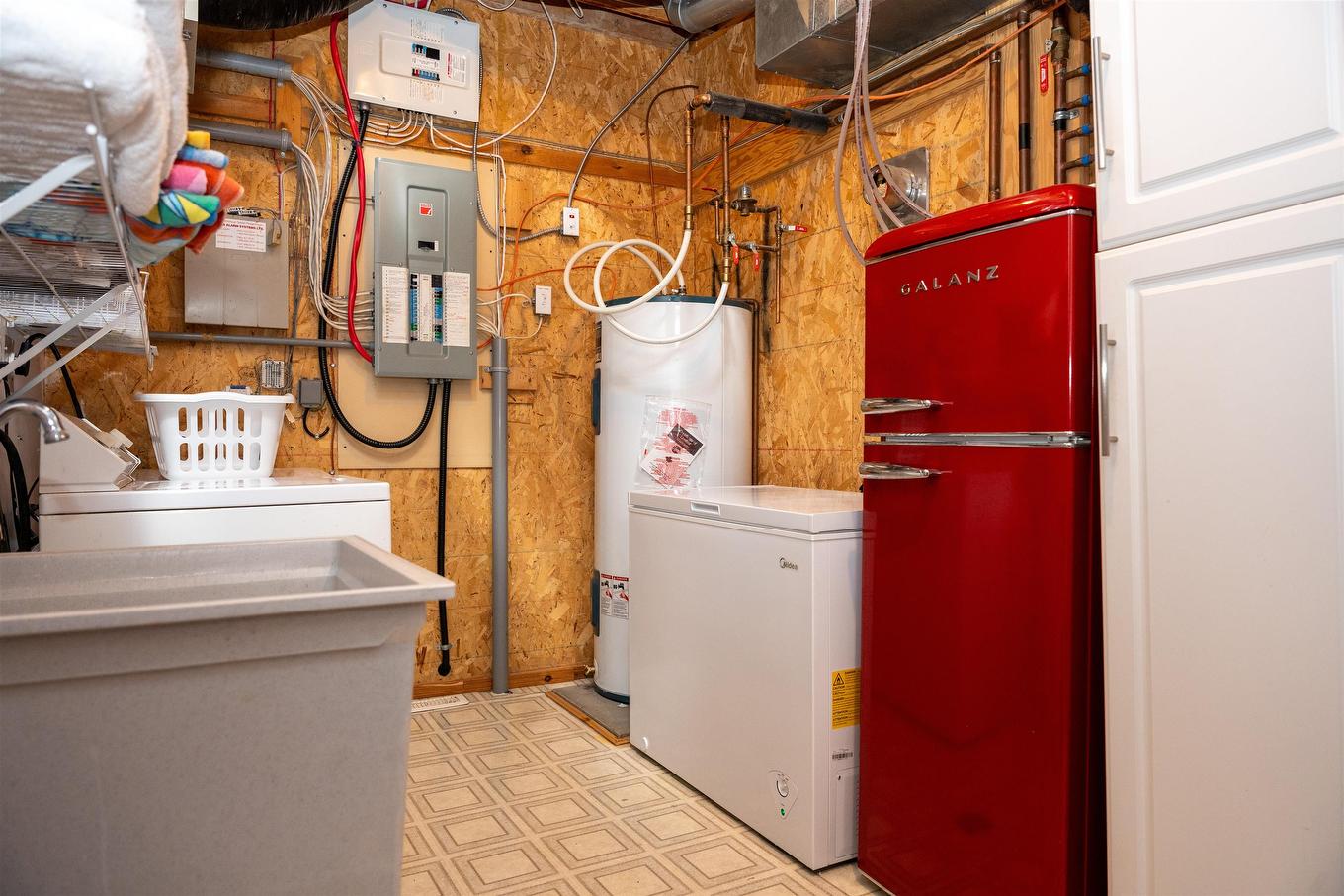 220D Phantom Drive, Kenora, ON - Indoor Photo Showing Laundry Room