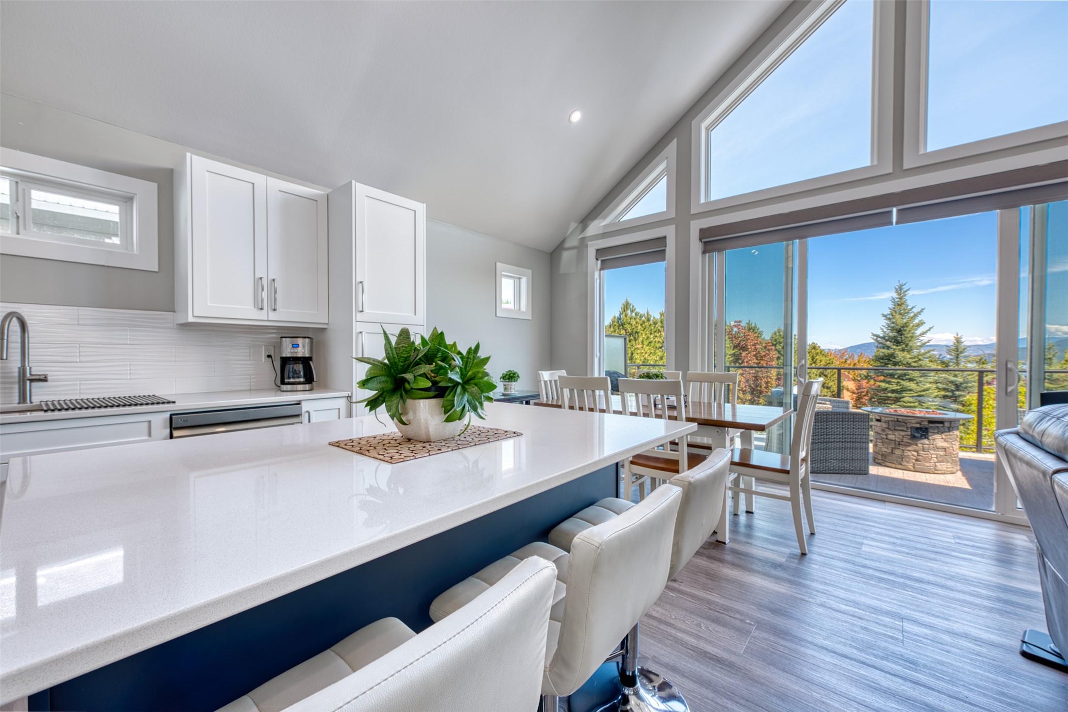 348-6833 Madrid Way, Kelowna, BC - Indoor Photo Showing Kitchen With Upgraded Kitchen