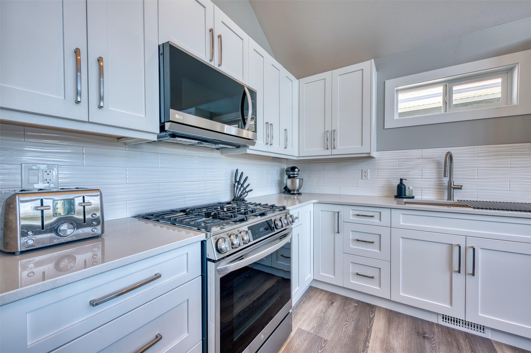 348-6833 Madrid Way, Kelowna, BC - Indoor Photo Showing Kitchen With Upgraded Kitchen