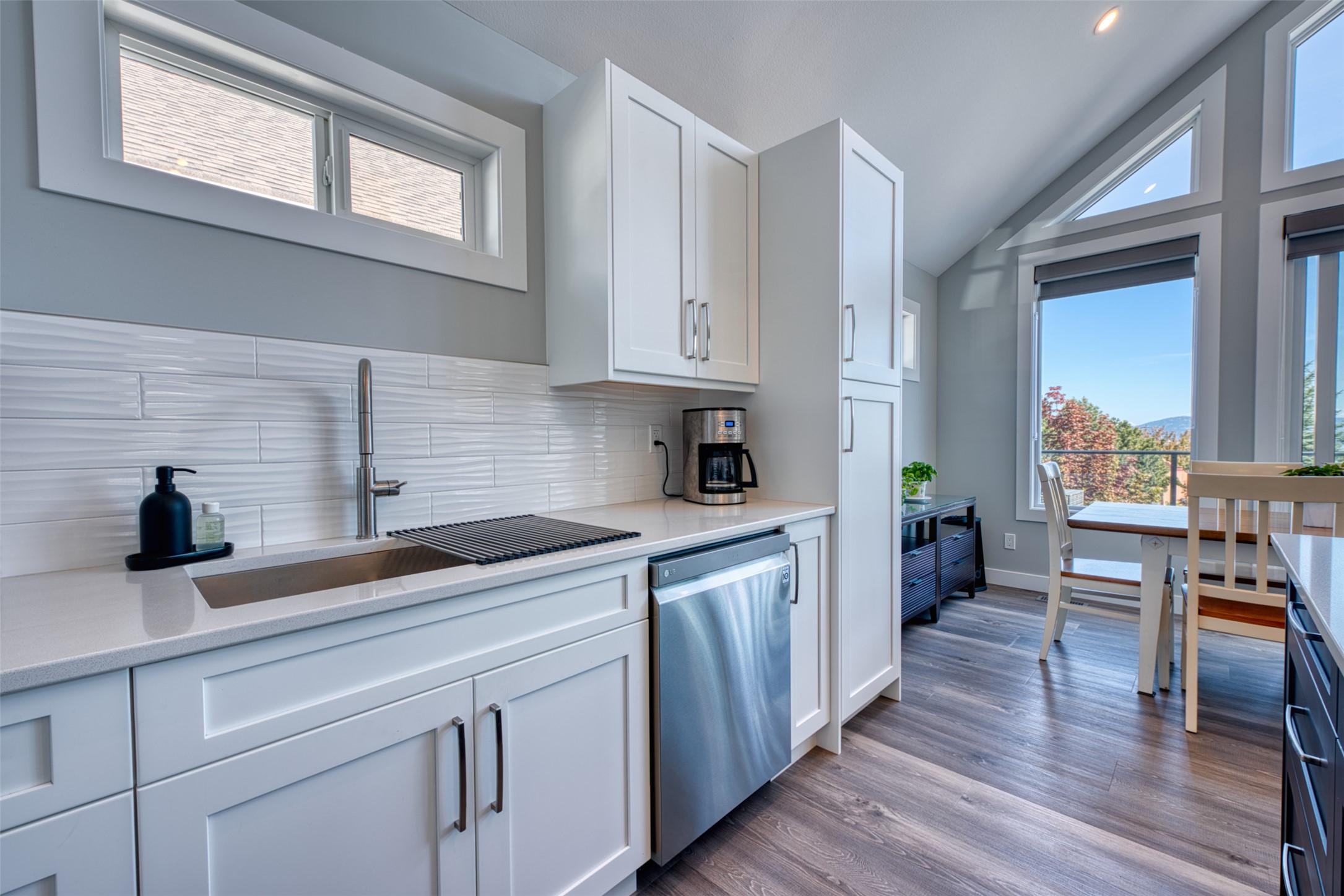 348-6833 Madrid Way, Kelowna, BC - Indoor Photo Showing Kitchen With Upgraded Kitchen