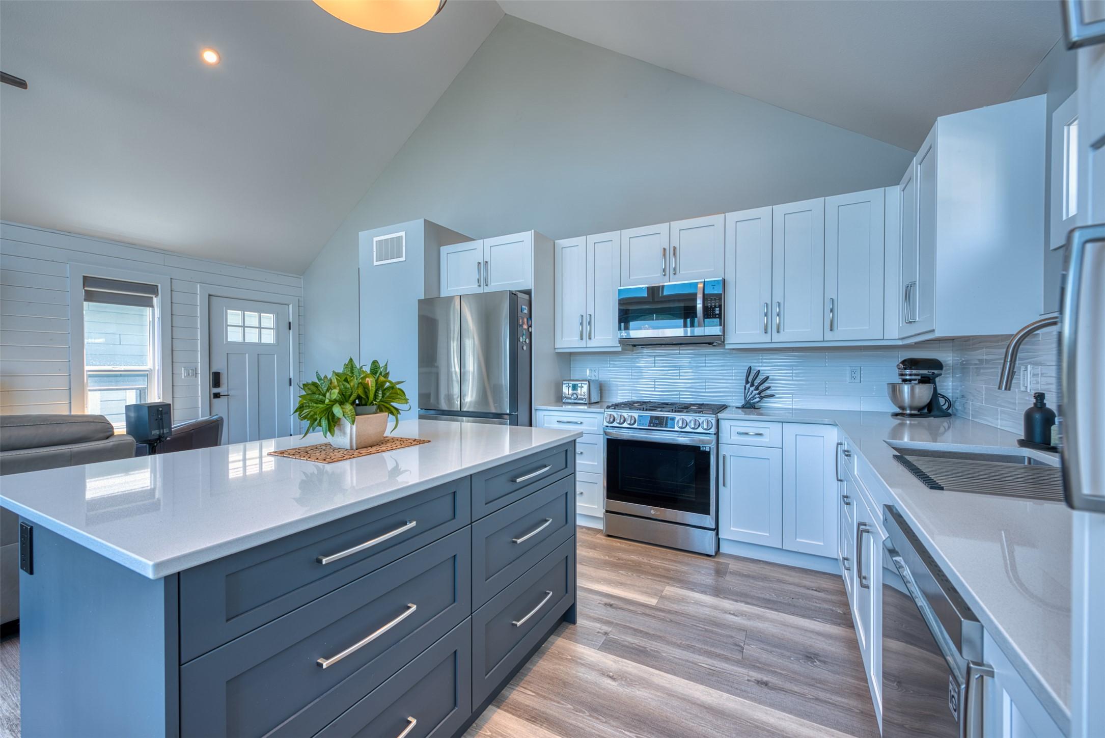 348-6833 Madrid Way, Kelowna, BC - Indoor Photo Showing Kitchen With Upgraded Kitchen