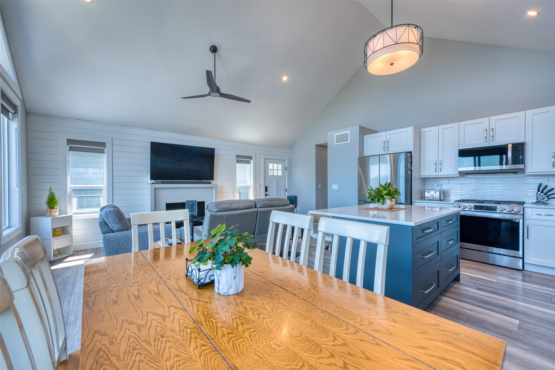 348-6833 Madrid Way, Kelowna, BC - Indoor