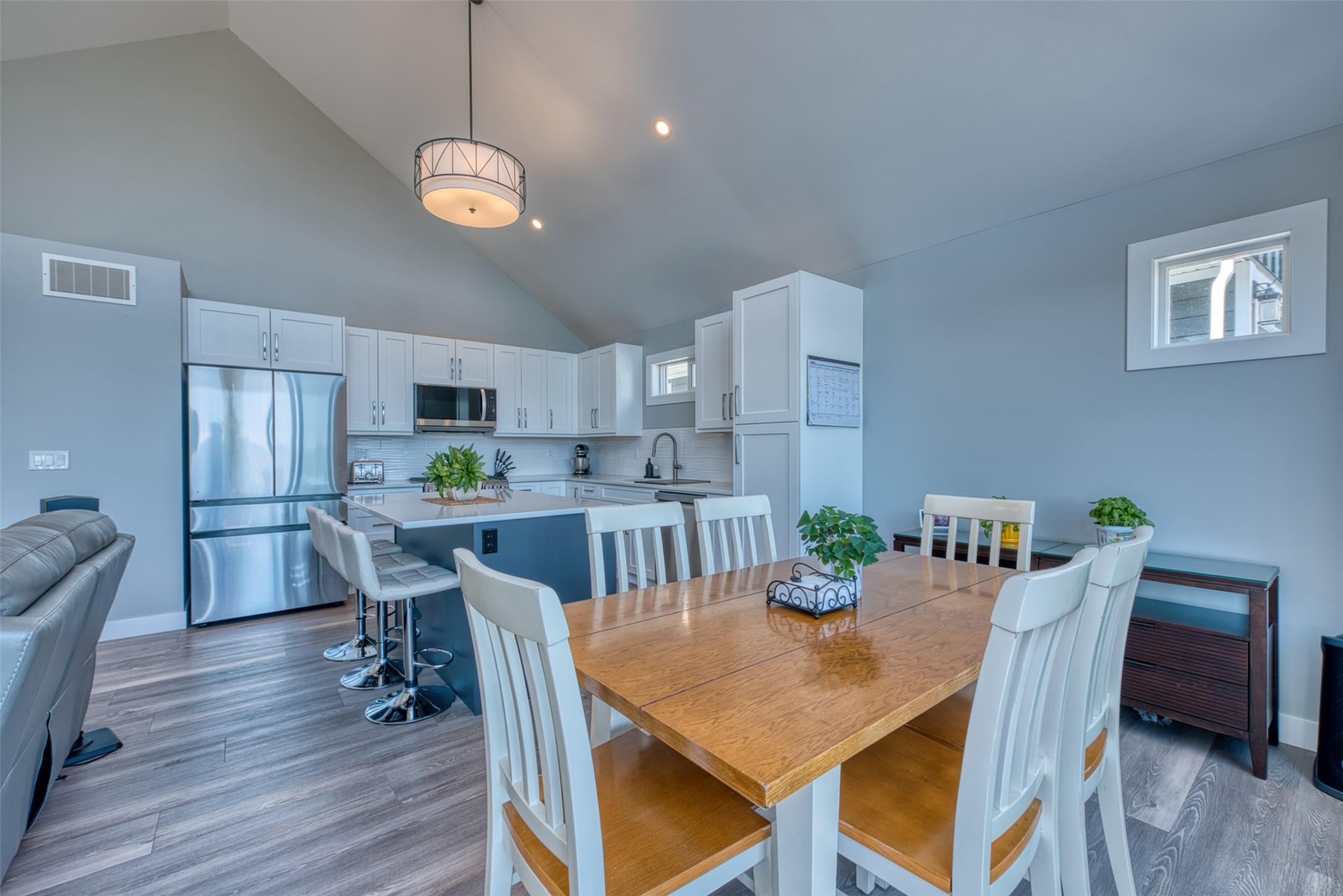 348-6833 Madrid Way, Kelowna, BC - Indoor Photo Showing Dining Room
