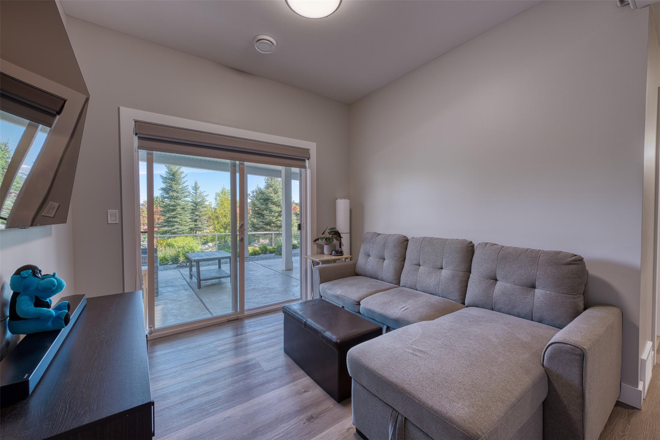 348-6833 Madrid Way, Kelowna, BC - Indoor Photo Showing Living Room