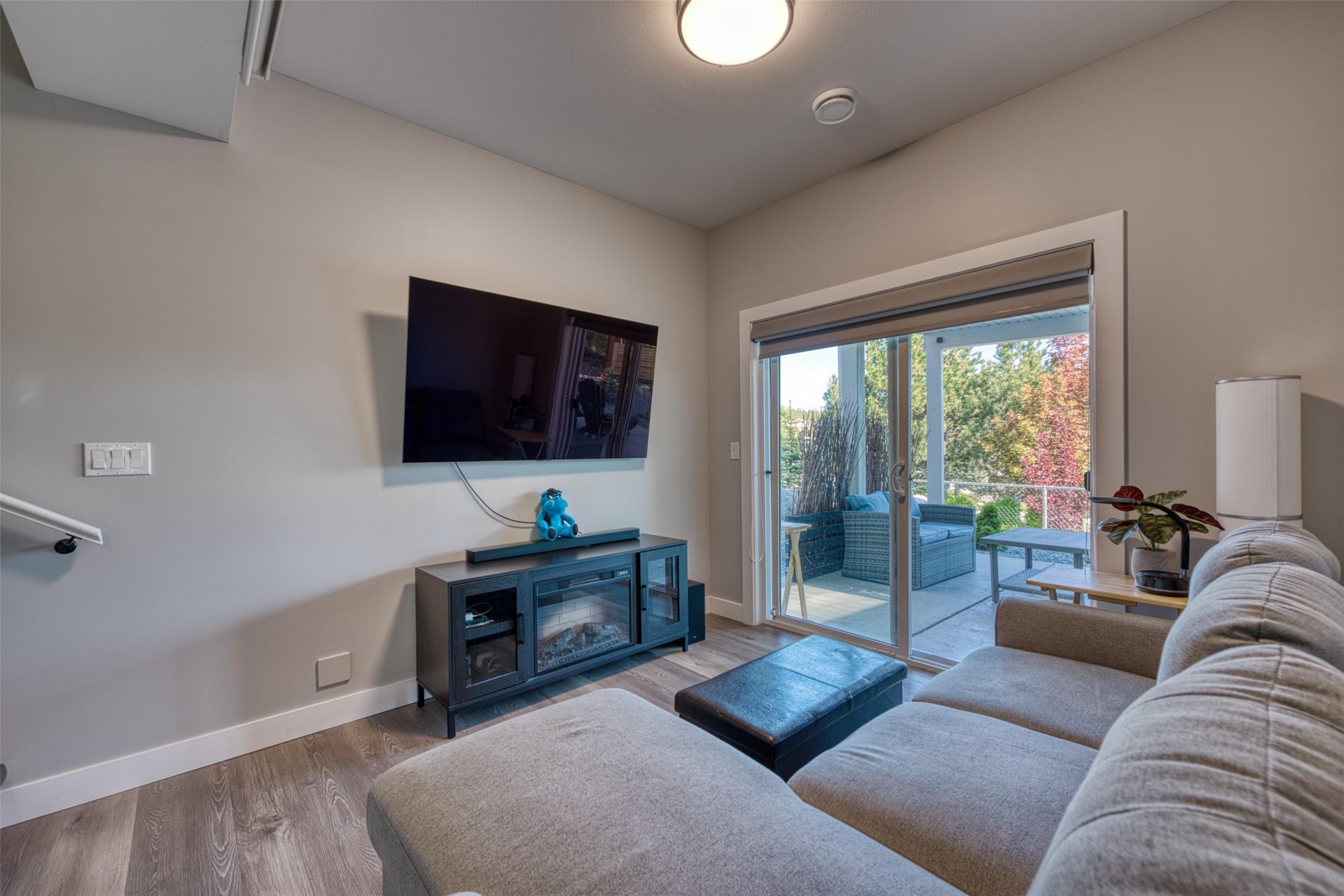 348-6833 Madrid Way, Kelowna, BC - Indoor Photo Showing Living Room