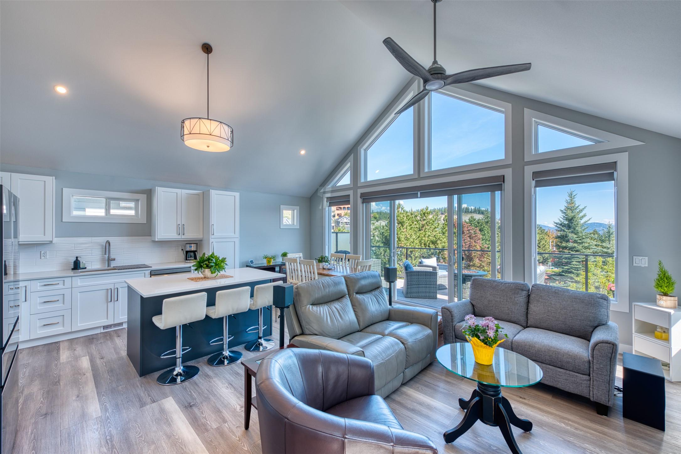 348-6833 Madrid Way, Kelowna, BC - Indoor Photo Showing Living Room