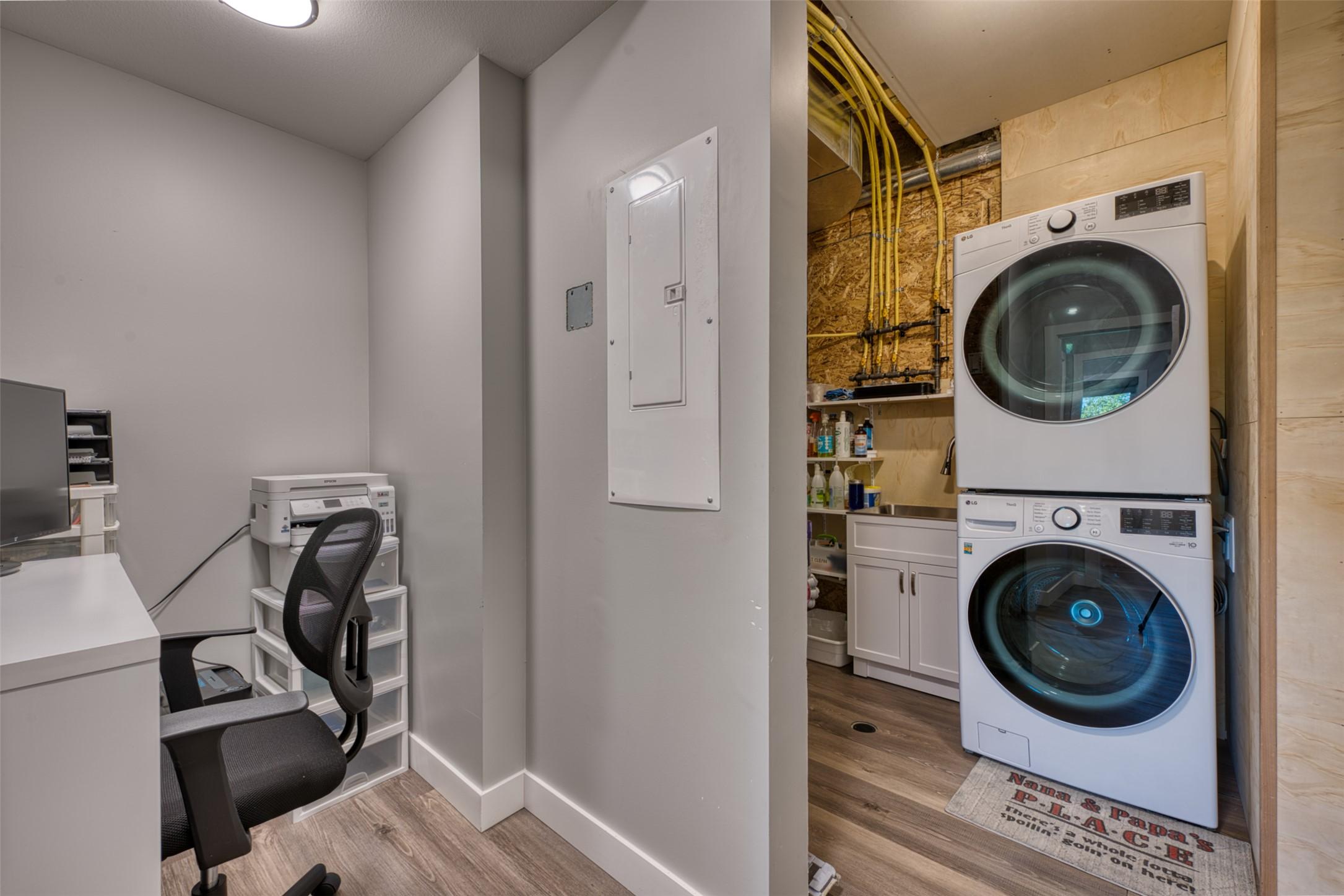 348-6833 Madrid Way, Kelowna, BC - Indoor Photo Showing Laundry Room