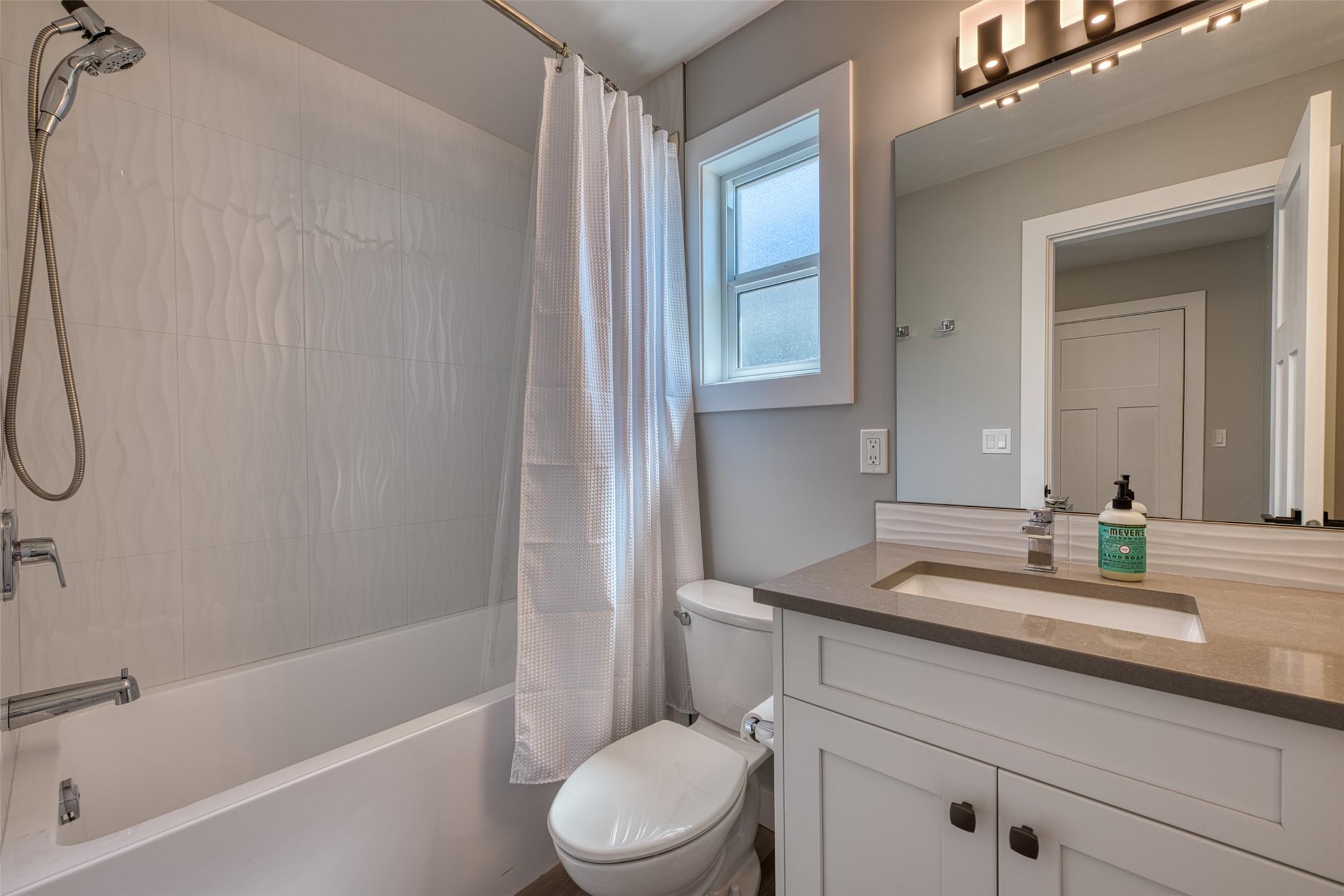 348-6833 Madrid Way, Kelowna, BC - Indoor Photo Showing Bathroom