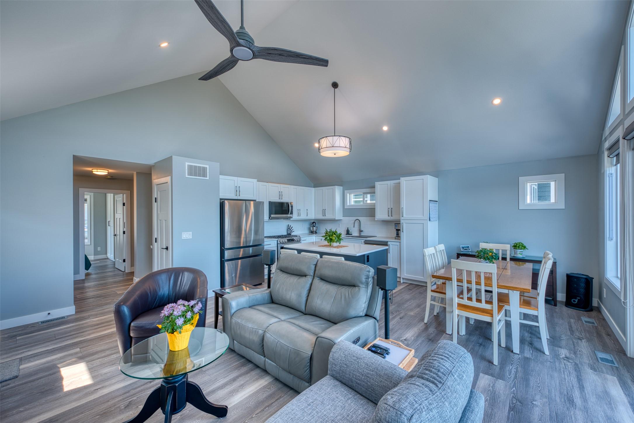 348-6833 Madrid Way, Kelowna, BC - Indoor Photo Showing Living Room