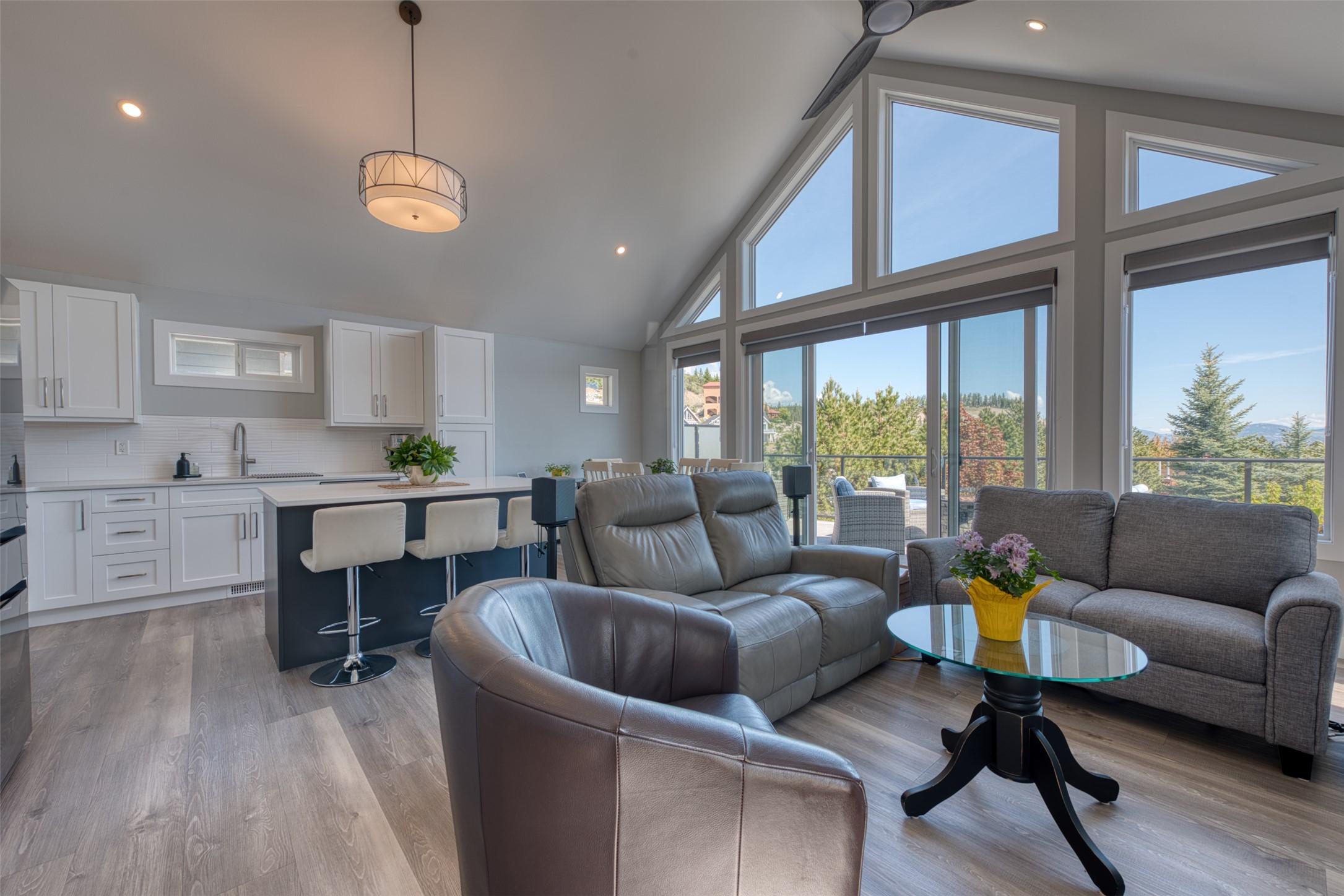 348-6833 Madrid Way, Kelowna, BC - Indoor Photo Showing Living Room