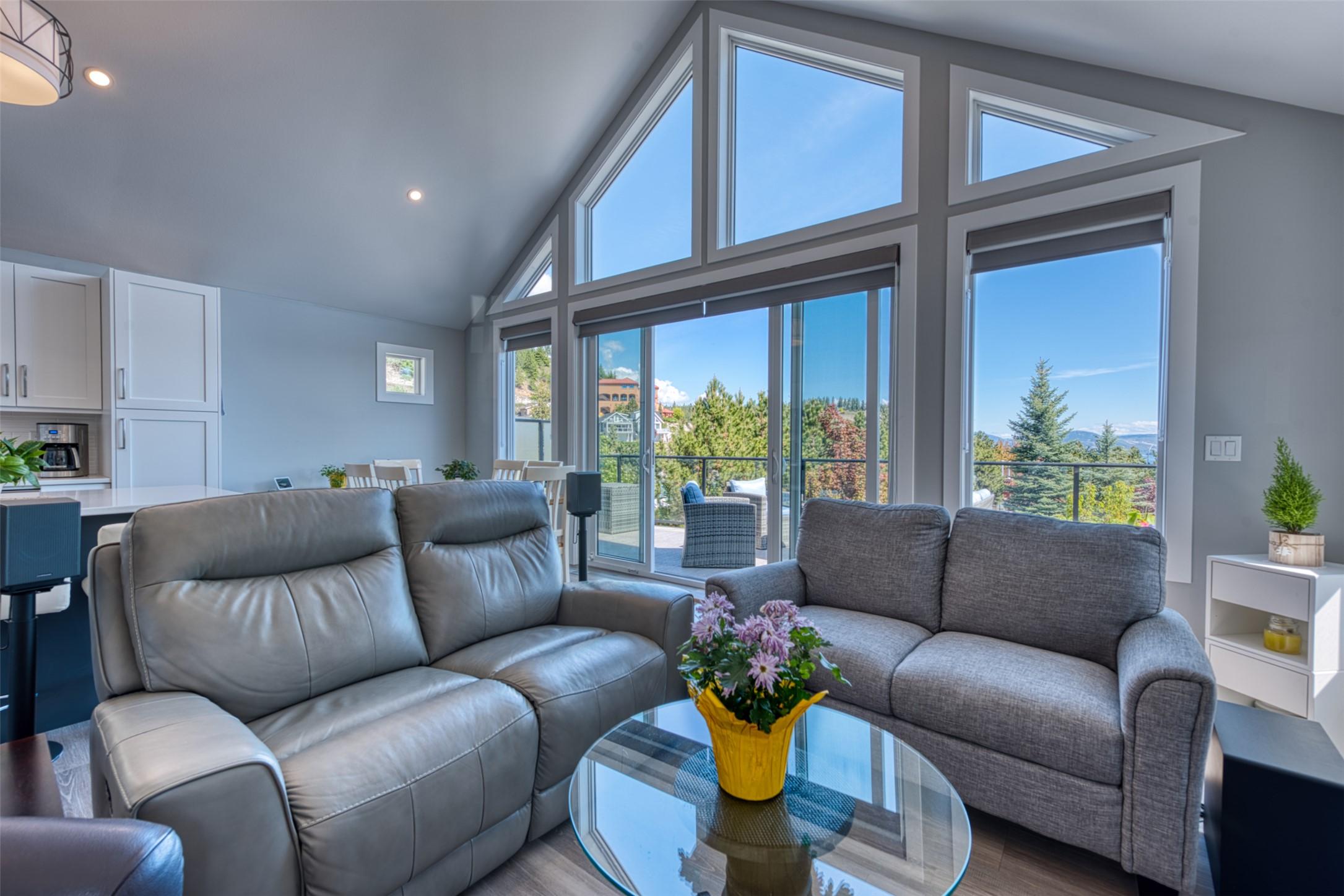 348-6833 Madrid Way, Kelowna, BC - Indoor Photo Showing Living Room