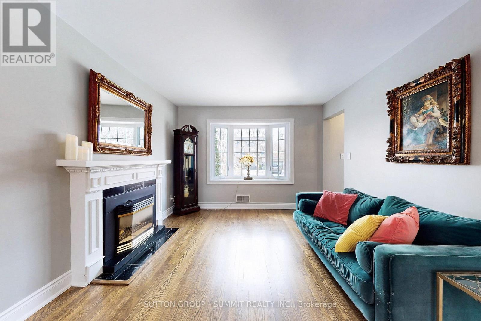 2225 Rambo Road, Mississauga, ON - Indoor Photo Showing Living Room With Fireplace