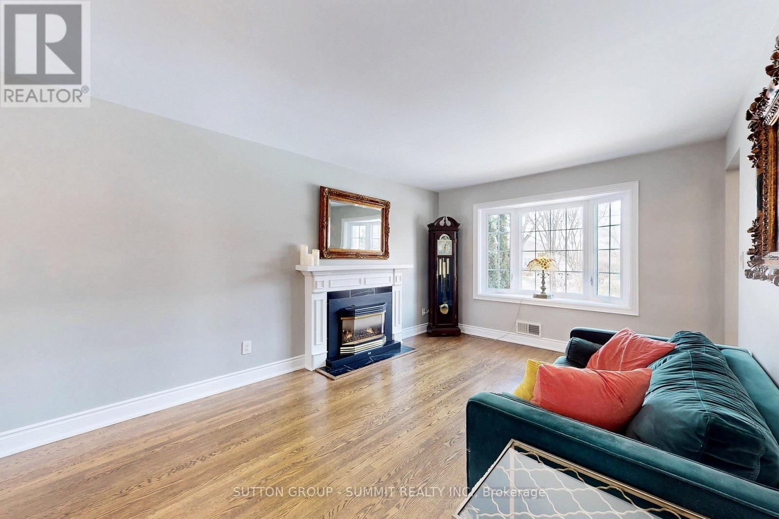 2225 Rambo Road, Mississauga, ON - Indoor Photo Showing Living Room With Fireplace