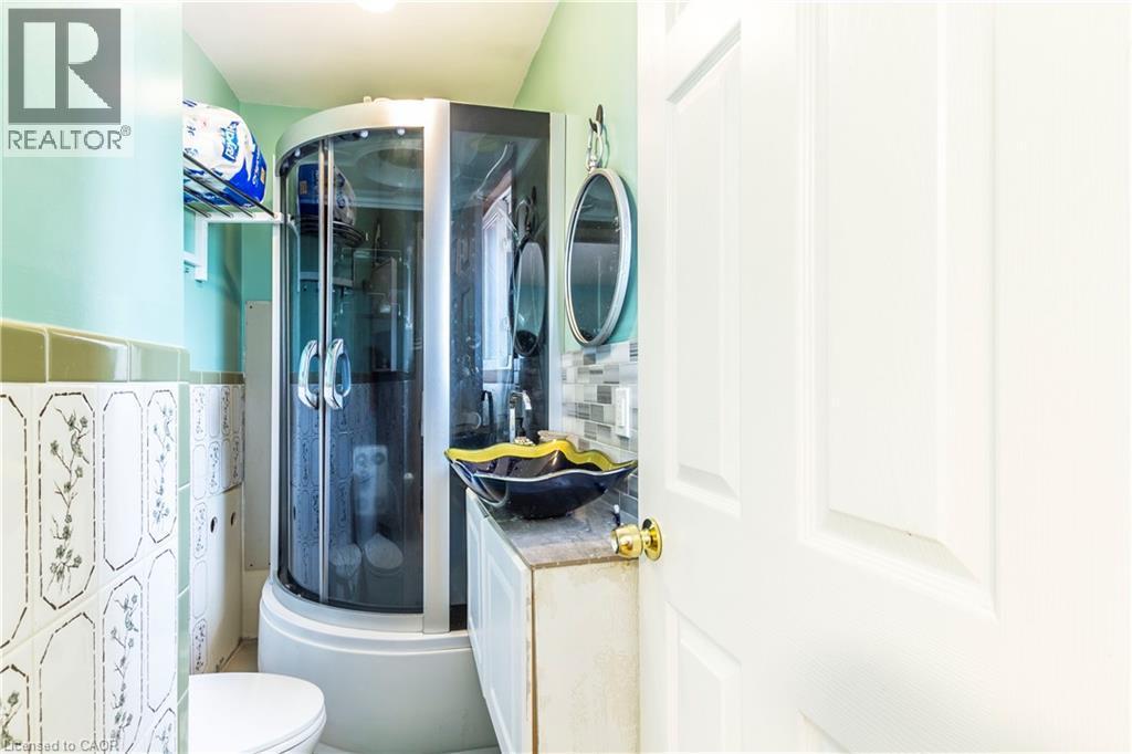 404 Queenston Road, Hamilton, ON - Indoor Photo Showing Bathroom