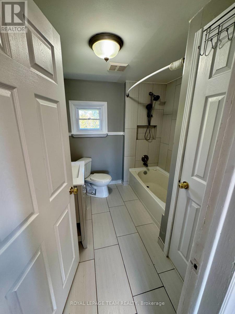 1297 Kitchener Avenue, Ottawa, ON - Indoor Photo Showing Bathroom