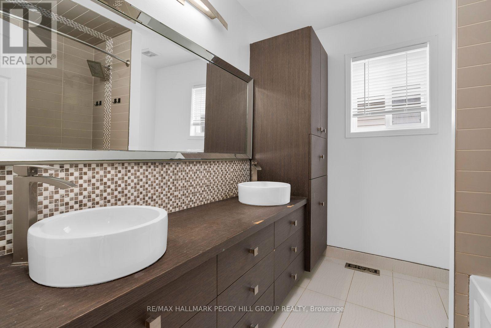 Upper - 69 Moir Crescent, Barrie, ON - Indoor Photo Showing Bathroom
