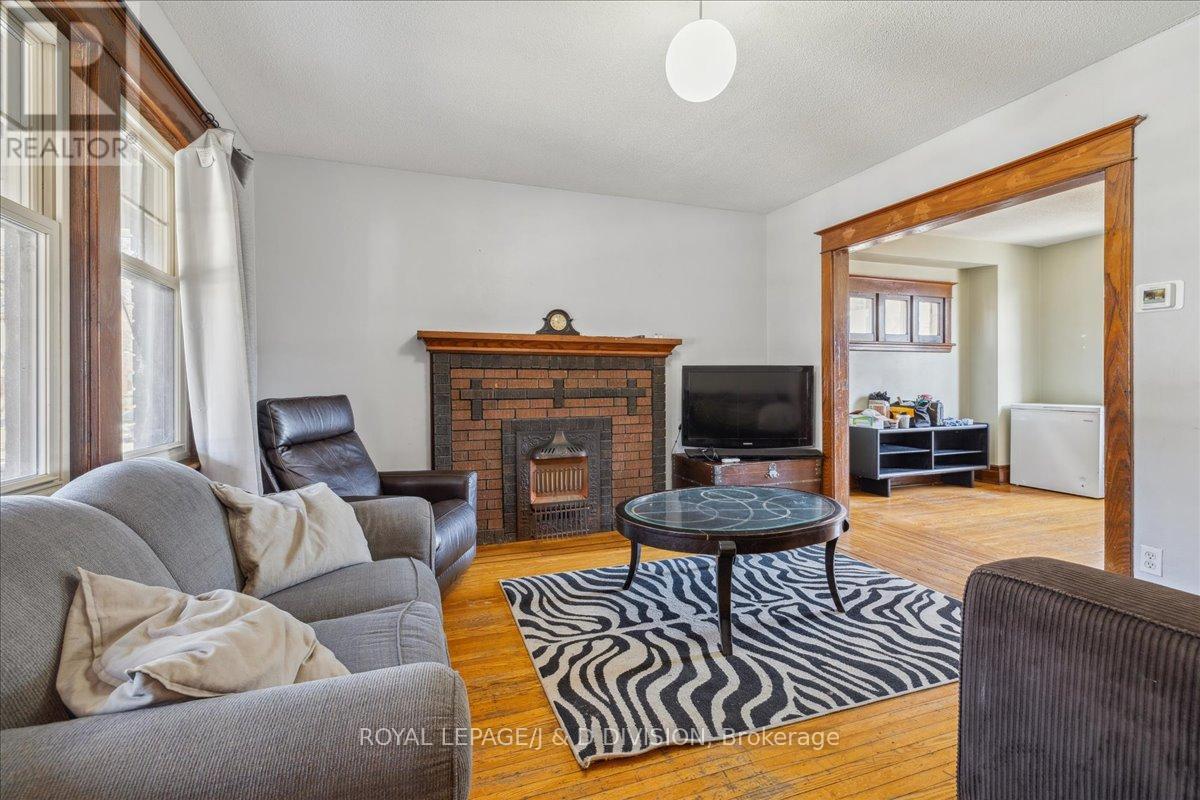 59 Paisley Avenue S, Hamilton, ON - Indoor Photo Showing Living Room With Fireplace