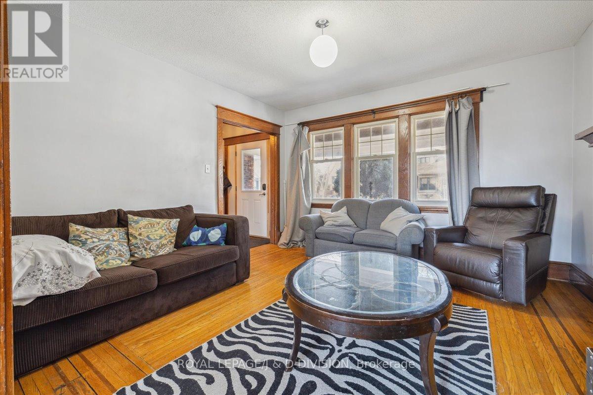 59 Paisley Avenue S, Hamilton, ON - Indoor Photo Showing Living Room