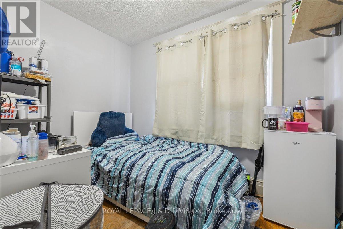 59 Paisley Avenue S, Hamilton, ON - Indoor Photo Showing Bedroom