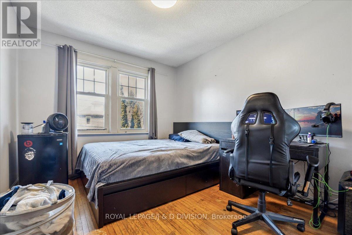 59 Paisley Avenue S, Hamilton, ON - Indoor Photo Showing Bedroom