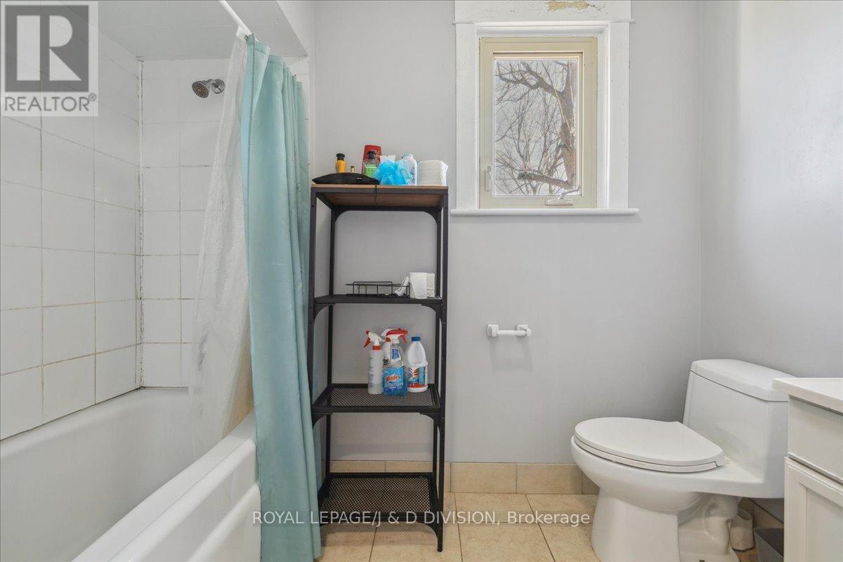 59 Paisley Avenue S, Hamilton, ON - Indoor Photo Showing Bathroom