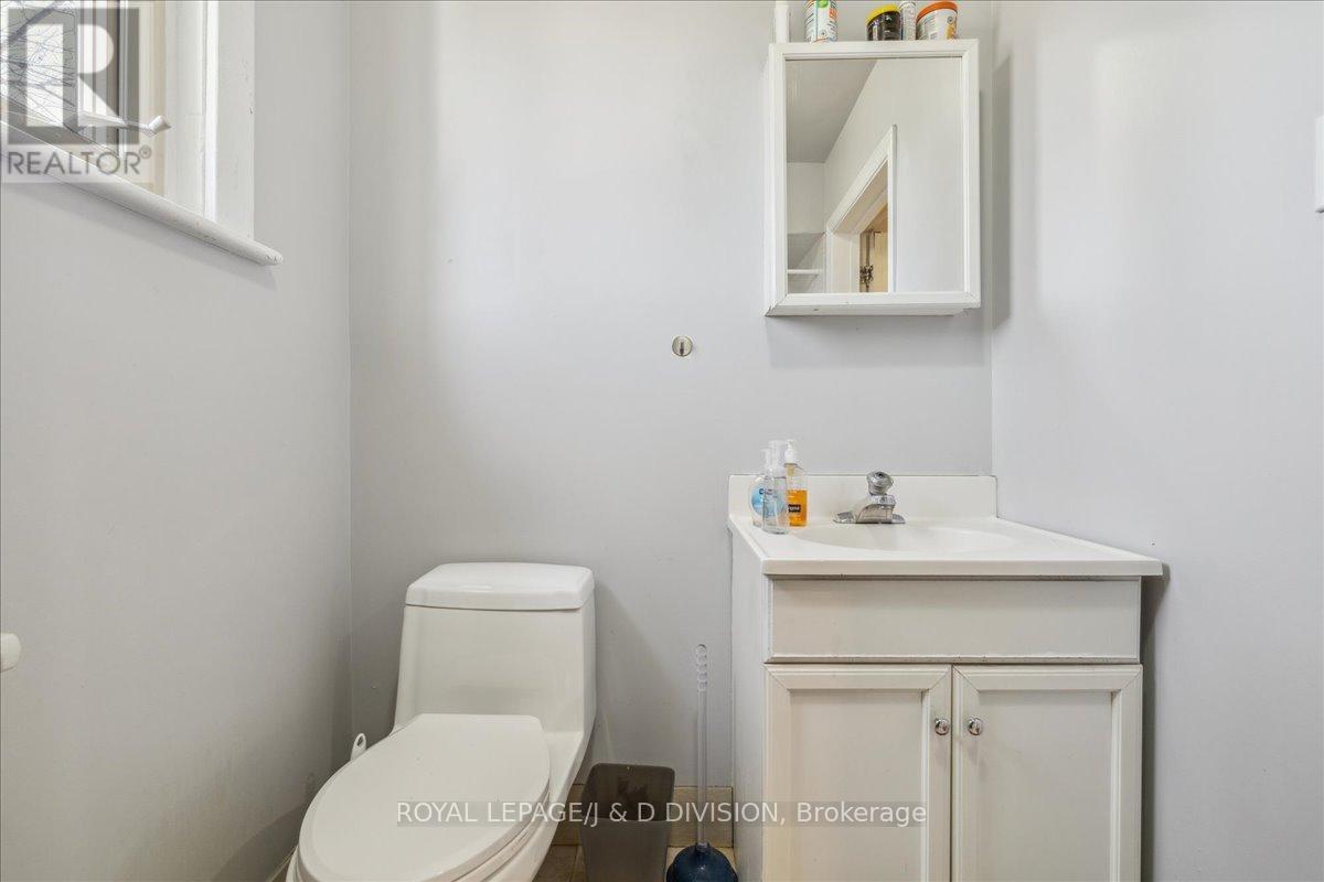 59 Paisley Avenue S, Hamilton, ON - Indoor Photo Showing Bathroom